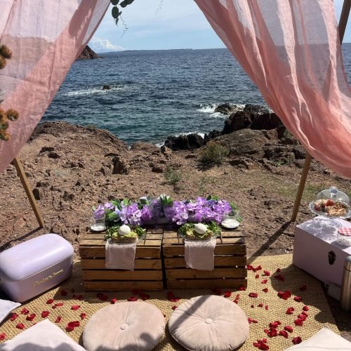 pique nique romantique avec vue sur mer, pique nique amoureux, pique nique en amoureux, pique nique couple, demande en mariage var, pique nique saint valentin, idee pique nique romantique, pique nique bord de mer, pique nique mer, pique nique plage var, pique nique calanque, lieu insolite bord de mer var